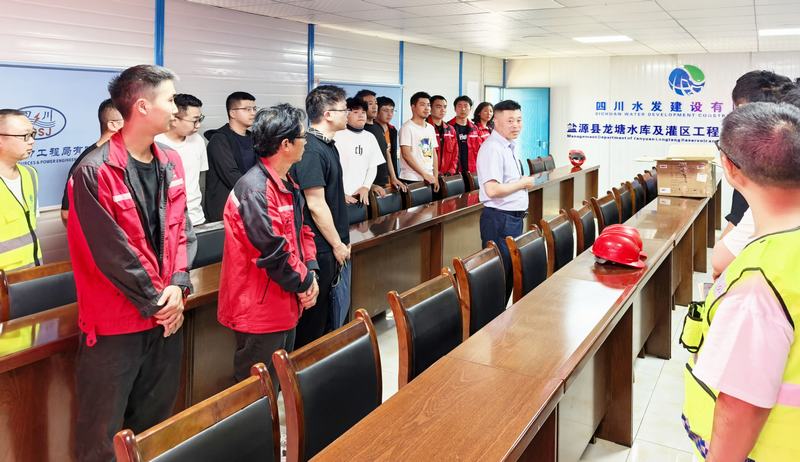 唐克飛到龍?zhí)另?xiàng)目開展“夏送清涼”慰問活動(dòng)