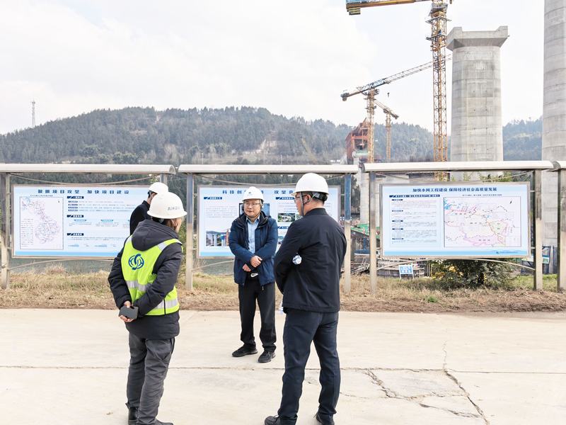 唐驚濤赴亭子口項(xiàng)目慰問春節(jié)值守人員并開展黨員及青年團(tuán)員學(xué)習(xí)交流會